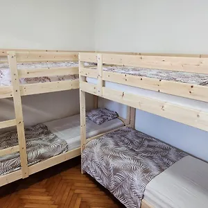  Ostanak kod kuće Centar